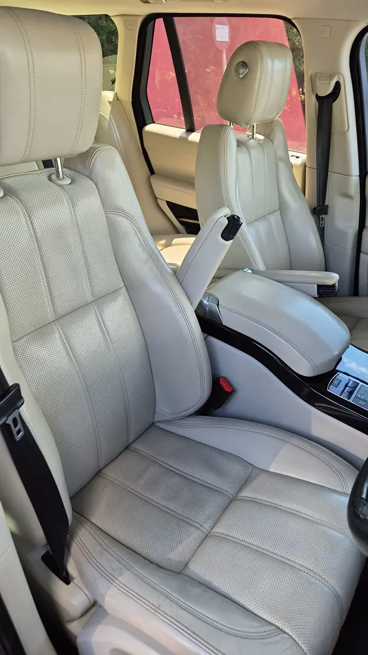 Light leather front seats and centre console in a Range Rover